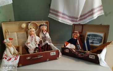 Ivetos Seimanovos lėlės Baibos aprengtos latvių tautiniais drabužiais