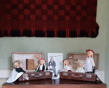 Ivetos Seimanovos lėlės Baibos aprengtos latvių tautiniais drabužiais